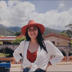 Meet your Posher, Camila